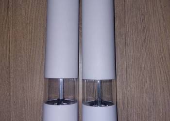 ślczne białe młynki na baterie do soli i piepszu