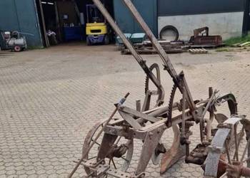 Zabytkowy pług INTERNATIONALL