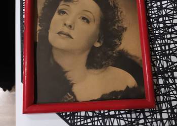Zdjęcie Edith Piaf z odwrotnej strony  Zdjęcia nuty do nowego utworu