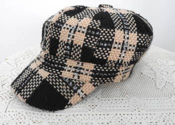 Czapka damska z daszkiem na chlodny sezon.