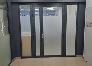 Montaż reklam, oklejanie witryn