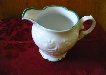 Porcelana Dzbanuszek z zielonym wykończeniem