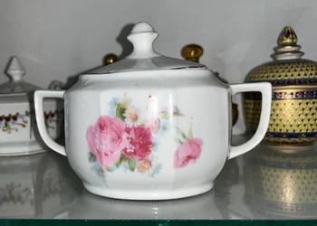 Cukiernica z subtelnymi różami. Na białej porcelanie.  Cena 65 zł.  Wys. 11