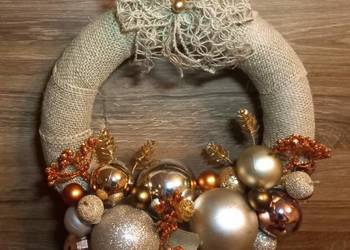 Stroik bożonarodzeniowy w kształcie wieńca