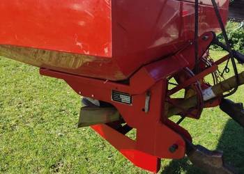 Rozsiewacz nawozu Agram 1200 Amazon lejek Pronar