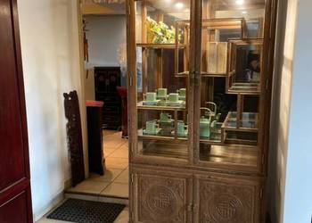 Witryna orientalna z litego drewna – przeszklona, oświetlona, wyjątkowa