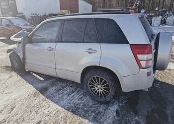 Na części Suzuki grand Vitara uszkodzony