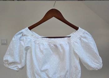 Biały crop top cold shoulder odkryte ramiona angielski haft