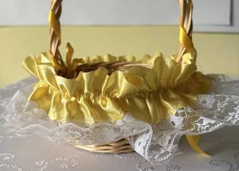 Koszyk wielkanocny wiklinowy żółta serwetka biała koronka dekoracja