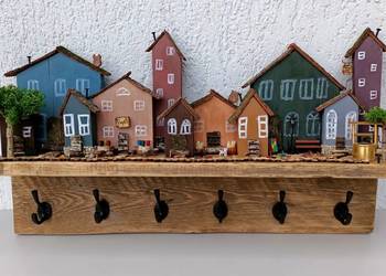 Drewniany wieszak handmade na ubrania z miniaturowym miasteczkiem