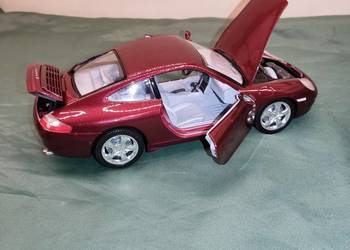 Model samochodu 1:18 Porsche 911 Carrera 4 (1997) Bburago