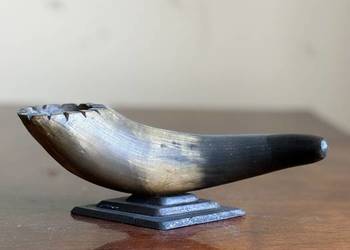 Ozdobny róg na podstawce