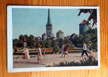 TALLIN - WIDOK NA ŚREDNIOWIECZNE WIEŻE STRAŻNICZE I OBRONNE