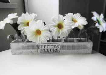 Szklane wazoniki w drewnianej skrzynce