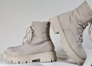 Beżowe botki 35 workery Bershka buty traktory platformy