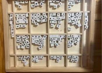 drewniane koraliki litery literki do biżuterii w drewnianym organizerze pud