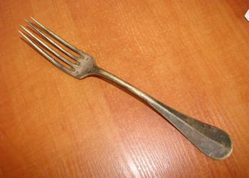 stary widelec stołowy, sygnowany plater