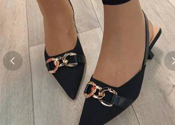 (40) Czarne, bogato zdobione czółenka wieczorowe z odkrytą piętą, Nowe