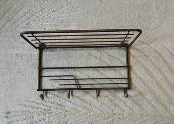 Stolik metalowy z gazetnikiem i wieszak metalowy z okresu PRL-u.