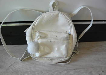 Maly plecaczek bialy z pomponem