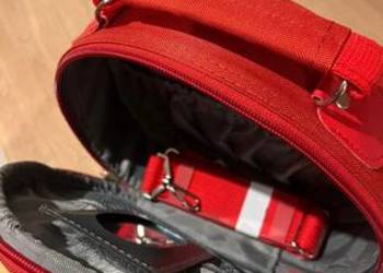 Piękny czerwony kuferek z lusterkiem nowy z wzorem motyla