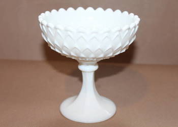 Biała, szklana patera na nodze nr 1410