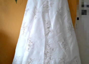 Koronkowa sukienka ślubna Venus Bridal z Los Angeles
