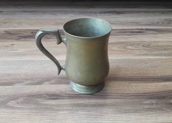 Stary mosiężny kufel, kiedyś plater, sygnowany. Stary mosiężny kufel, kiedyś plater, sygnowany.