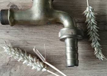 Stary mosiężny kran.