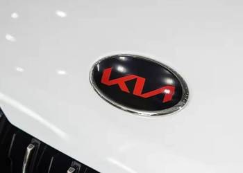 Nowy Emblemat KIA 115x58mm Chrom/Czerwony ABS – Nowe Logo!