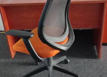 biurko z fotelem obrotowym