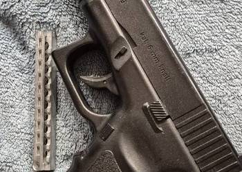Glock 19 pistolet hukowy.