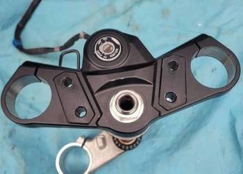 SUZUKI GSX 8 R OEM 2023 PÓŁKA DOLNA STACYJKA SZTYCA ZAWIESZENIE