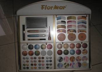 Stojak paleta cieni i pudrów do profesjonalnego makijażu