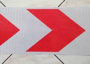 Taśma odblaskowa 3D obrysowa 10cm szer biało-czerwona strzałka jodełka
