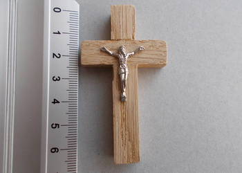 Drewniany mały dębowy krzyż z pasyjką na ścianę 6,5x3,5 cm