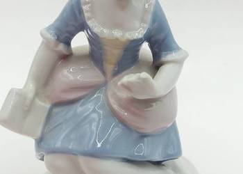 Ceramiczna szkliwiona figurka damy z książką
