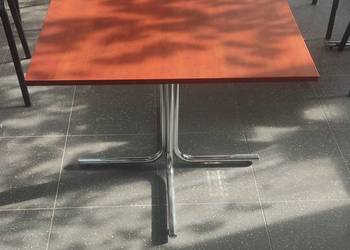 Zestaw solidnych stolików kwadratowych – biurowe / szkolne / kawiarniane