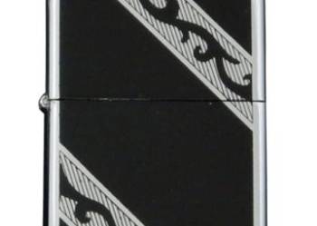 Elegancka Srebrna Zapalniczka Benzynowa z Czarno-Srebrnym Wzorem