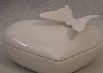 Śliczne porcelanowe puzderko z motylkiem 3D