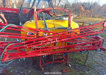 Opryskiwacz 15 m lance 800 litrowy zbiornik.