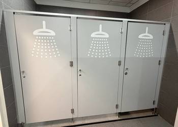 Kabiny prysznicowe / obudowy WC HPL – 3 stanowiska – komplet