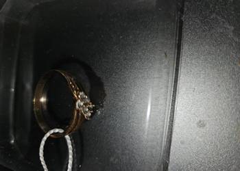 Cudowny złoty pierścionek.  Nowy. Małe brylanciki.