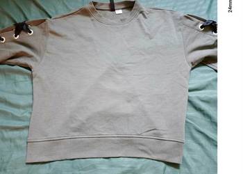 H&M Divided – Oliwkowa Bluza z Metalowymi Oczkami i Czarną Wstążką
Rozmiar: