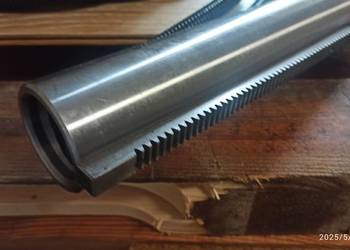 słup z zębatką do mechanizmu posuwu .Nowe Gomad Gorzów
