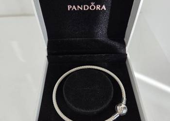 Bransoletka bangle z logotypem Pandora na zapięciu srebrna