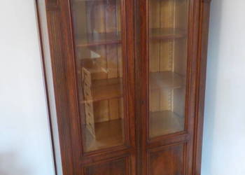 Biblioteczka z mosiężnymi zdobieniami z dworku Ludwika Geyera
