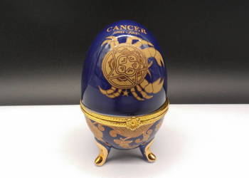 Szkatułka w kształcie jajka ozdobiona motywem znaku zodiaku Raka