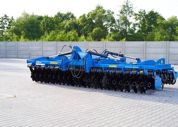 Brona talerzowa uprawowo - ścierniskowa  4 m. Brona talerzowa uprawowo - ścierniskowa  4 m.