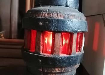 lampa na starej piascie od drewnianego kola w stylu rustykalnym
